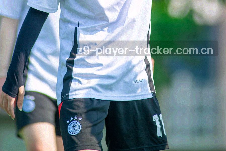 界面线稿排版示意，包含面板分层与按钮状态，不含真实品牌标识